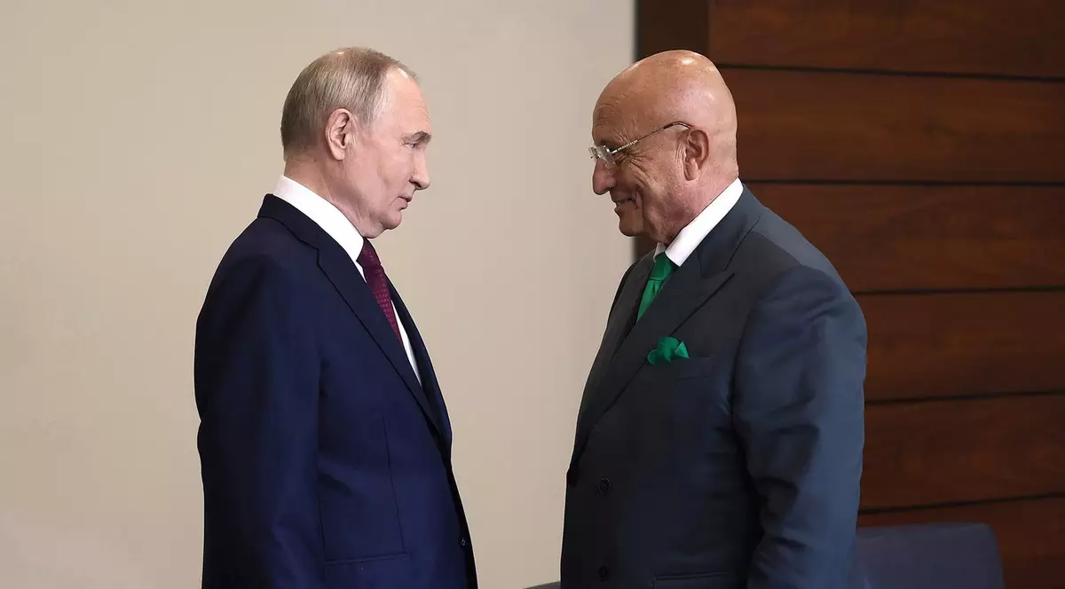 Vladimir Putin (stânga), față în față cu maestrul său în politică externă și apărare, Serghei Karaganov Foto: Profimedia