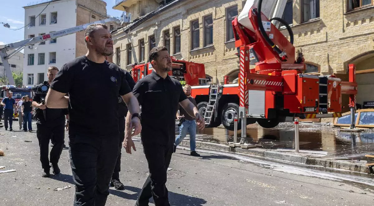 Președintele Ucrainei, Volodimir Zelenski (centru), flancat de ministrul ucrainean de interne, Igor Klimenko (stânga), privește în timp ce se apropie de Muzeul Național de la Cernobîl, grav avariat.