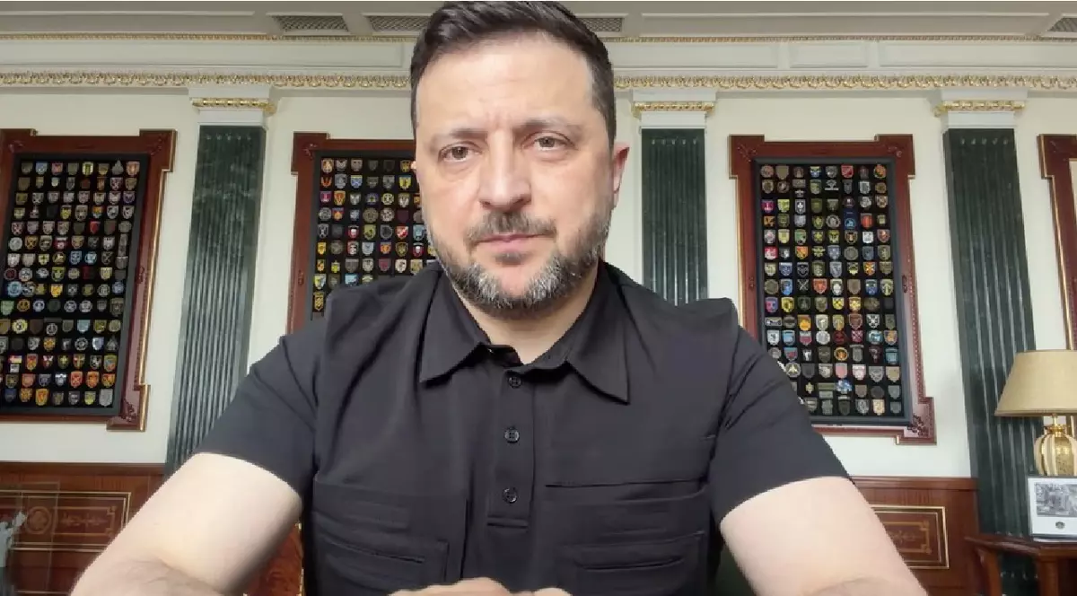 Volodimir Zelenski imbracat intr-un tricou negru - 10 mai 2026
