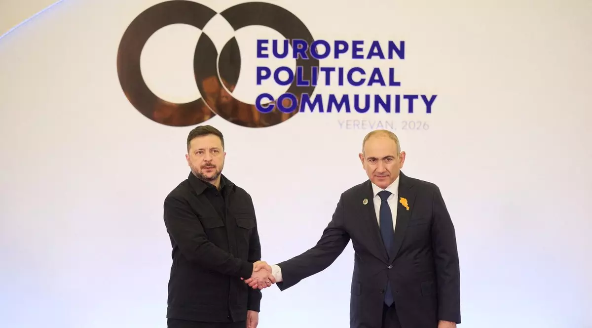Volodimir Zelenski (stânga) și Nikol Pașinian își strâng mâna înainte de o întrevedere în marja summitului Comunității Politice Europene Foto: Profimedia