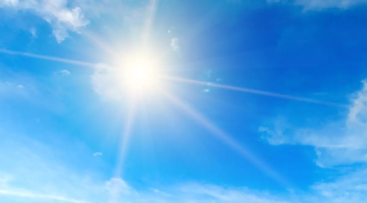 Imaginea arată un soare arzător, cer senin și câțiva nori răzleți