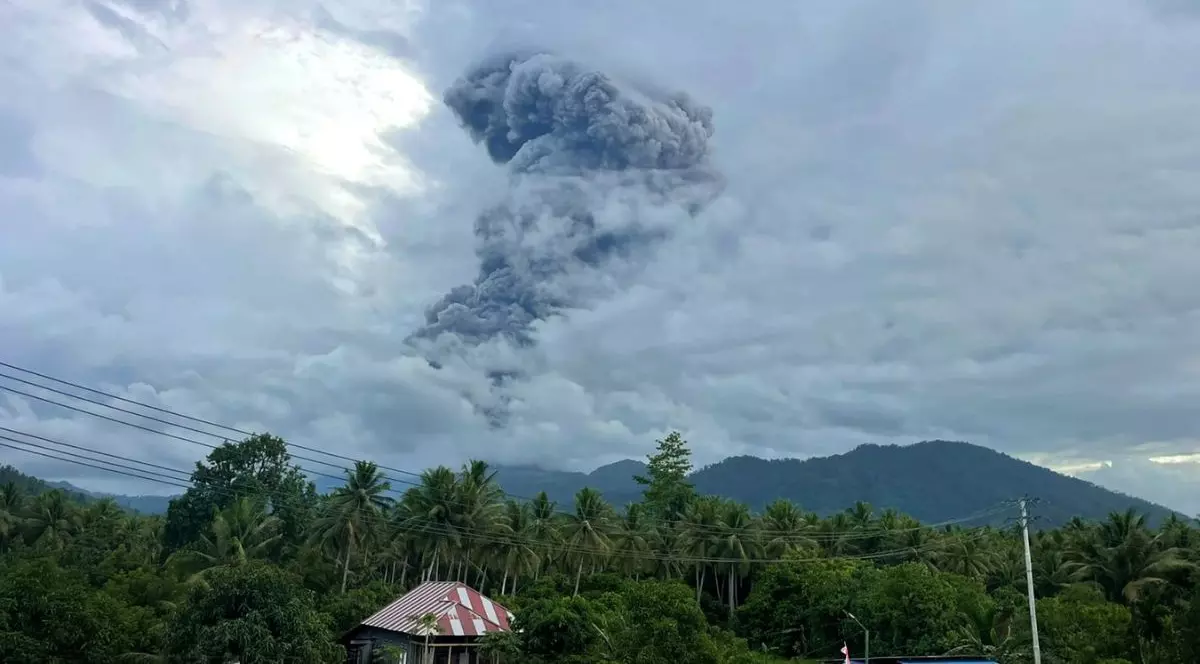 Această fotografie, furnizată de Centrul pentru Vulcanologie și Prevenirea Riscurilor Geologice din Indonezia (PVMBG), arată materialele vulcanice aruncate în aer de Muntele Dukono din provincia Maluku de Nord, Indonezia, pe 3 aprilie 2026.