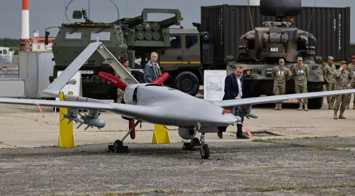 O dronă având pe fundal două transportoare este prezentată la expoziția BSDA 2026