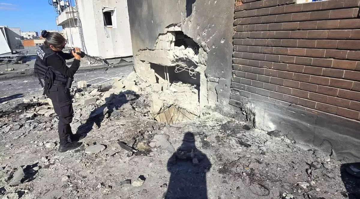 O dronă rusească a lovit un bloc din Galați. Așa arată blocul distrus de drona.