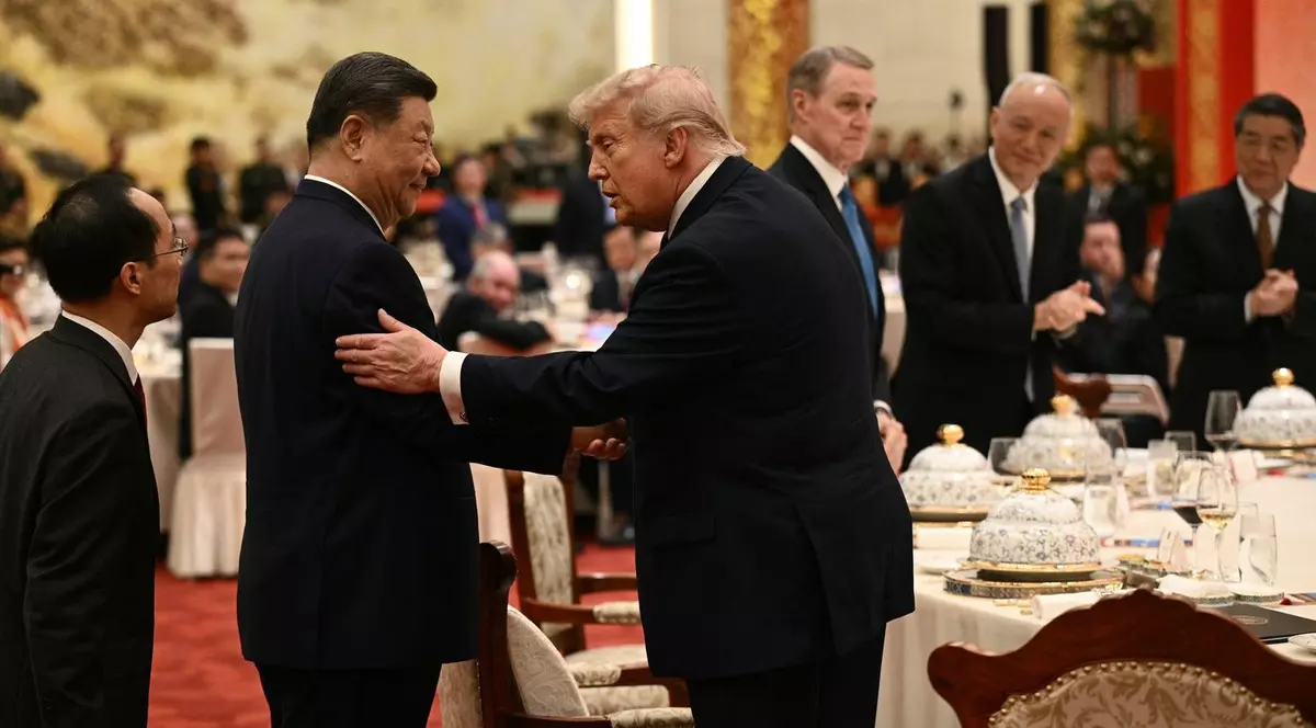 Xi Jinping (stânga) și Donald Trump se salută înainte de a se așeza la masă Foto: Profimedia