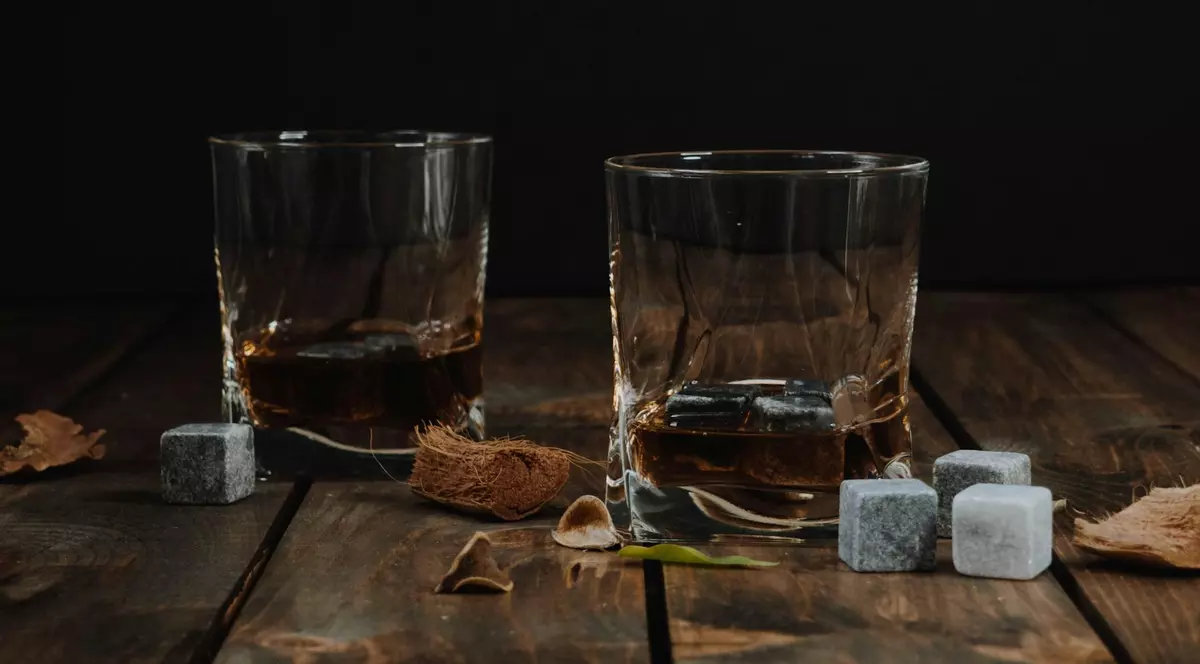 Whisky pe gustul tău: ghid simplu pentru a înțelege tipurile și a face alegerea potrivită