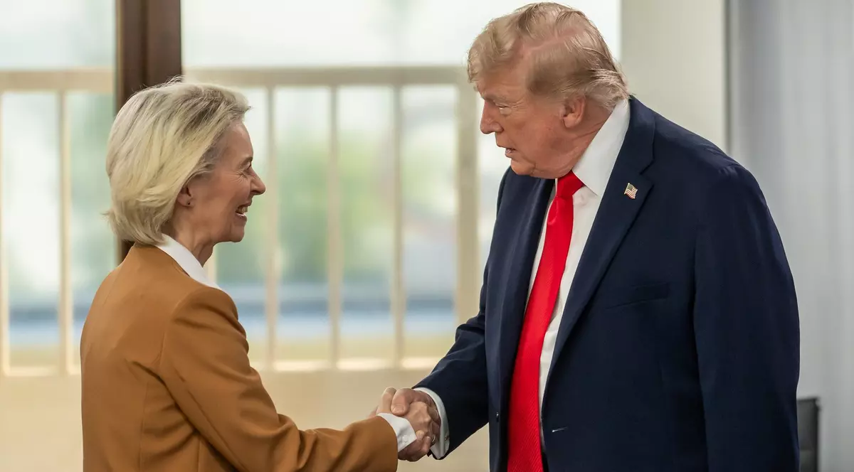 16 iunie 2026 - Donald Trump și Ursula von der Leyen dau mâna la summitul G7 de la Evian, Franța Foto: Profimedia
