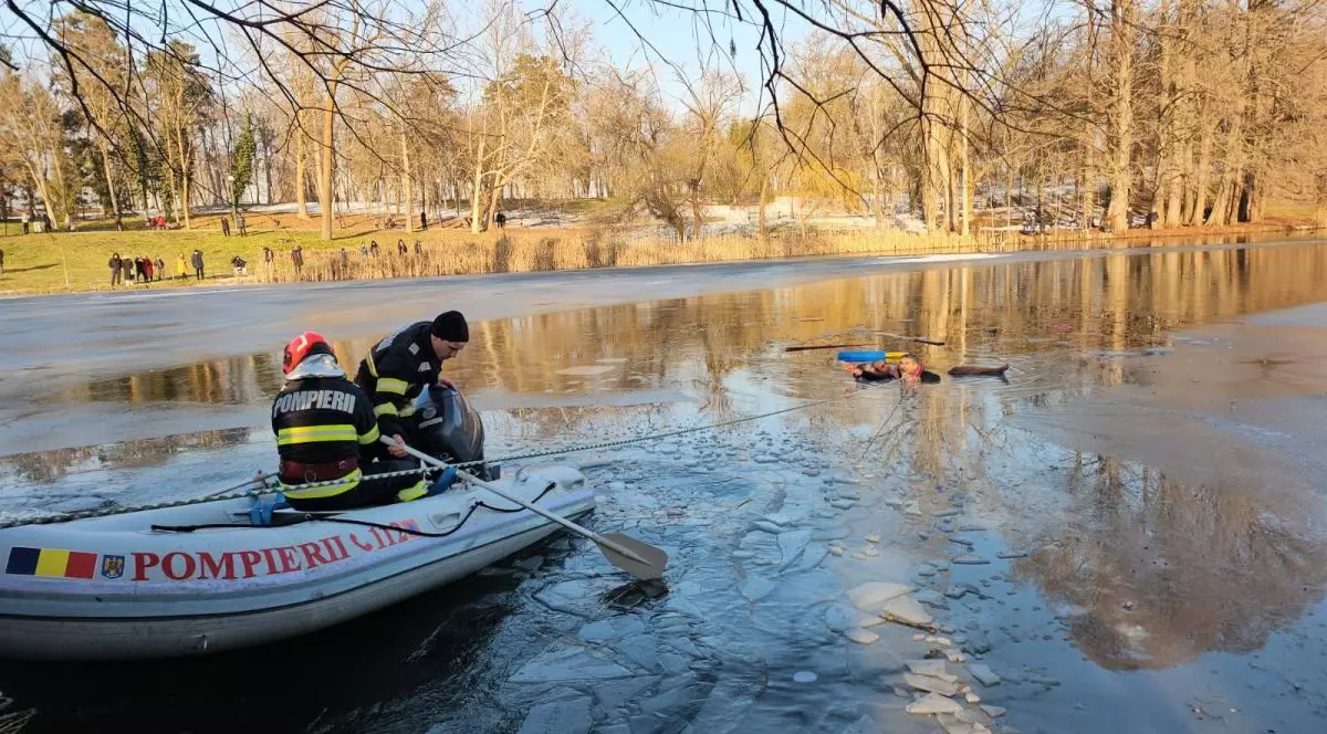 Vipan Kumar și Mădălin Popescu sunt trași la mal de pompieri, cu ajutorul unei bărci pneumatice, ducă ce au intrat într-un lac din Craiova să salveze o fetiță de 5 ani