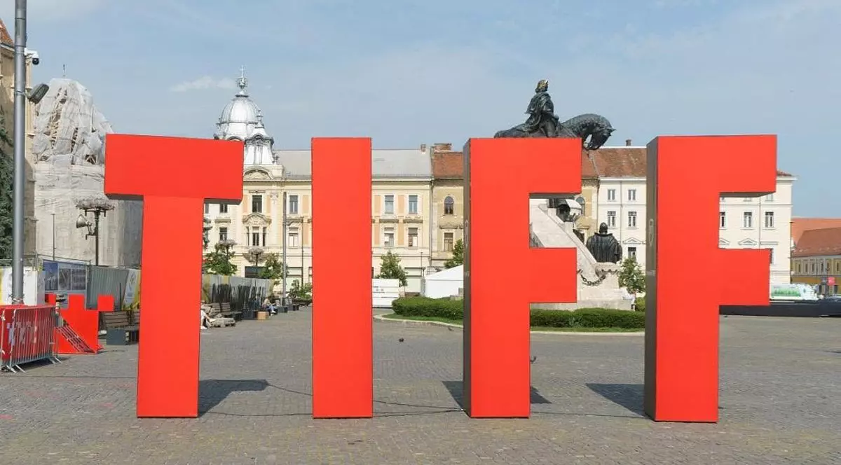 TIFF, scris din patru litere mari, roșii, care se află în apropierea statuii lui Matia Corvin, în Cluj Napoca, iunie 2026