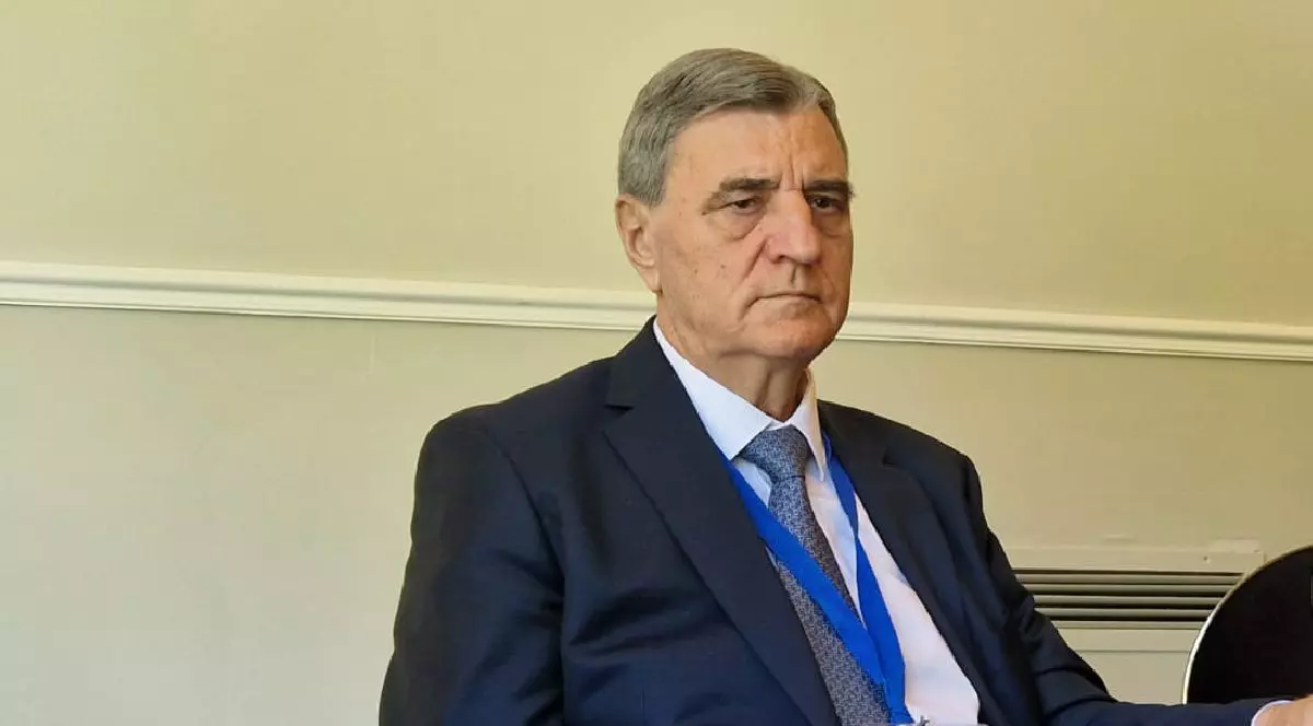 Un barbat in costum sta pe scaun si explica. Acad. prof.dr. Ioanel Sinescu, medic urolog