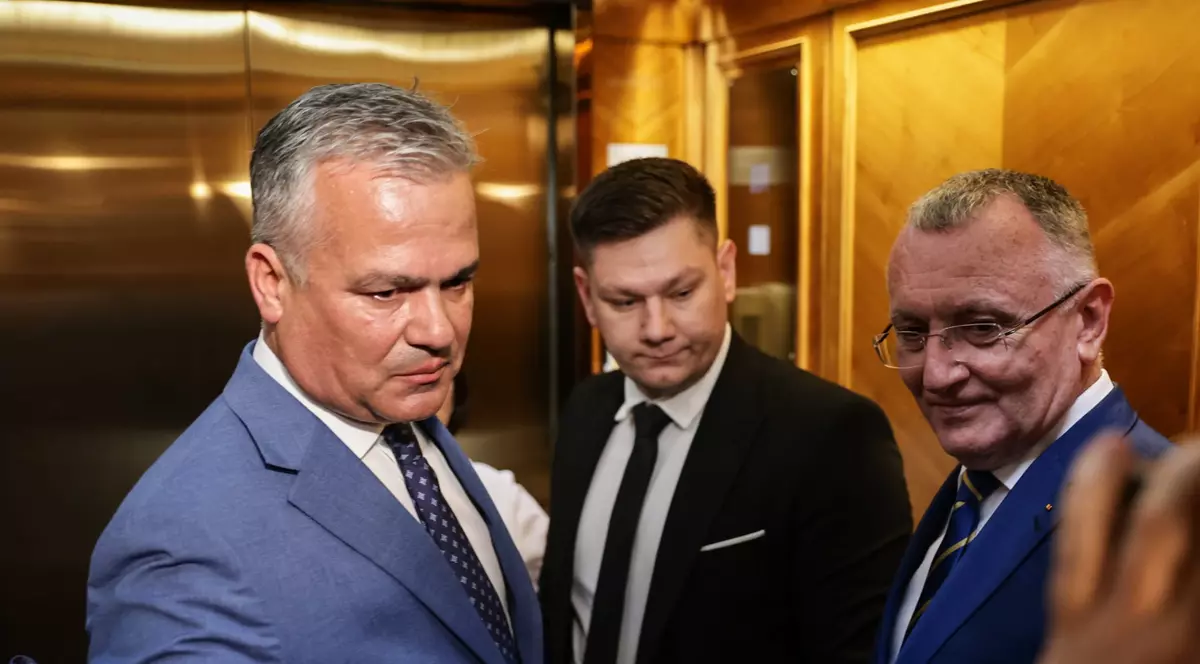 Adrian Veștea și Sorin Cîmpeanu în lift FOTO Vlad Chirea