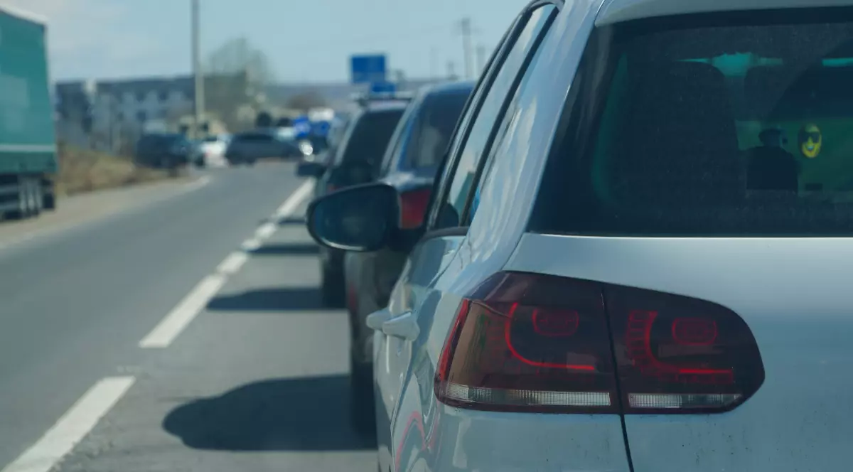 O coloană de mașini pe un drum aglomerat din România
