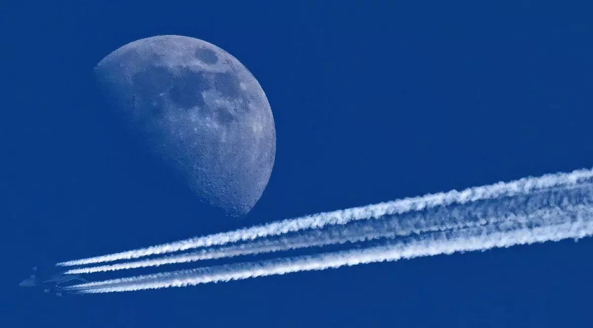 Urmele unui Airbus A380 al companiei Emirates, în cursa de la Amsterdam (Olanda) la Dubai (Emiratele Arabe Unite), zboară pe lângă Lună deasupra Republicii Cehe, 25 februarie 2026