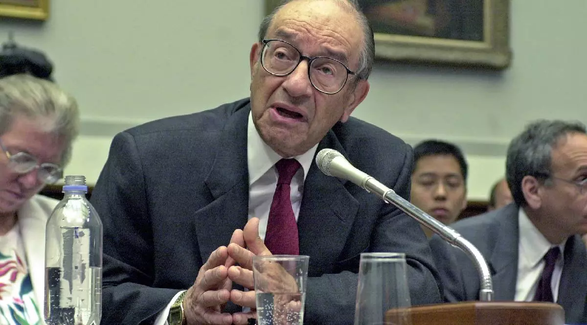 Alan Greenspan în timp ce depunea mărturie în fața Comisiei pentru Servicii Financiare a Camerei Reprezentanților din Statele Unite cu privire la starea SUA