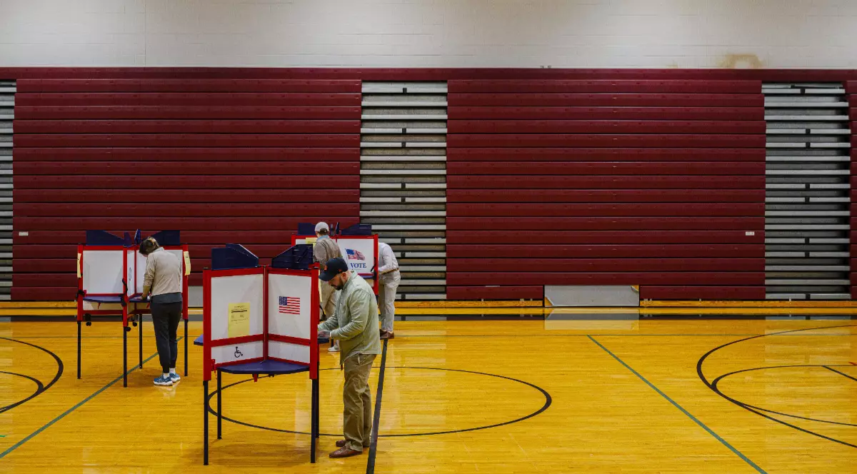 Mai mulți americani care votează în timpul alegerilor prezidențiale din SUA din 2025