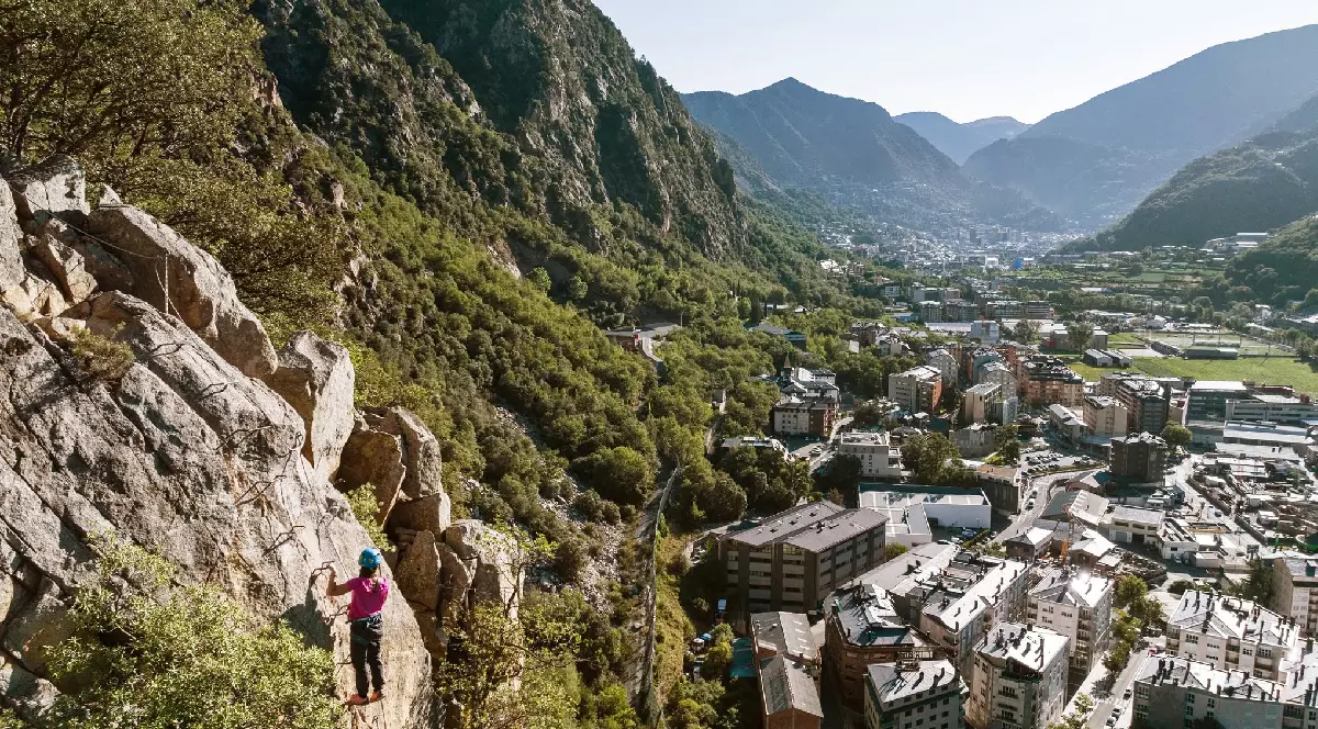 O persoană se cațără pe un munte în apropierea unui oraș din Andorra