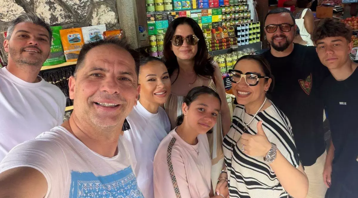 Dan Negru și soția lui, Codruța Negru, în vacanță din Mauritius alături de Andra Măruță, Cătălin Măruță, Eva Măruță, David Măruță, Răzvan Pascu, Andra Pascu, Vlăduța Lupău și Adi Rus