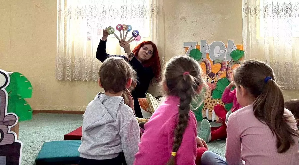 sala de calasa copii si educatoare la gradinita