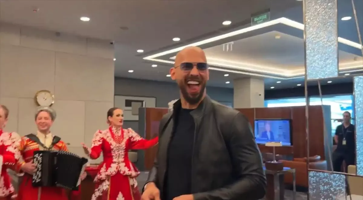 Andrew și Tristan Tate au fost primiți cu pâine și sare în Rusia. Cei doi frați sunt anchetați pentru trafic de persoane și viol
