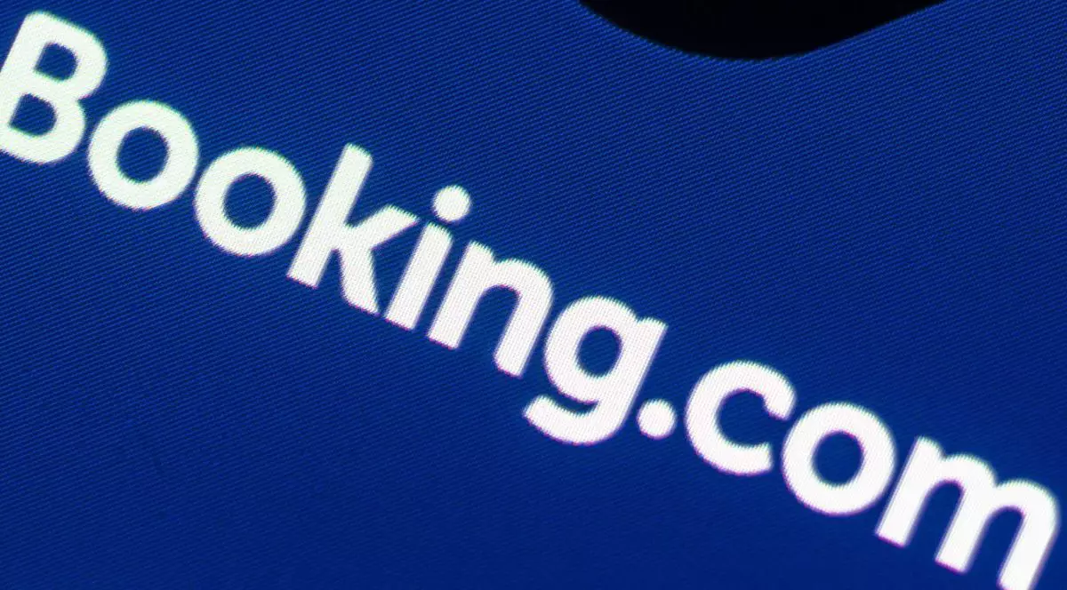 Aplicația portalului de călătorii Booking.com este afișată pe un smartphone. Foto Hepta