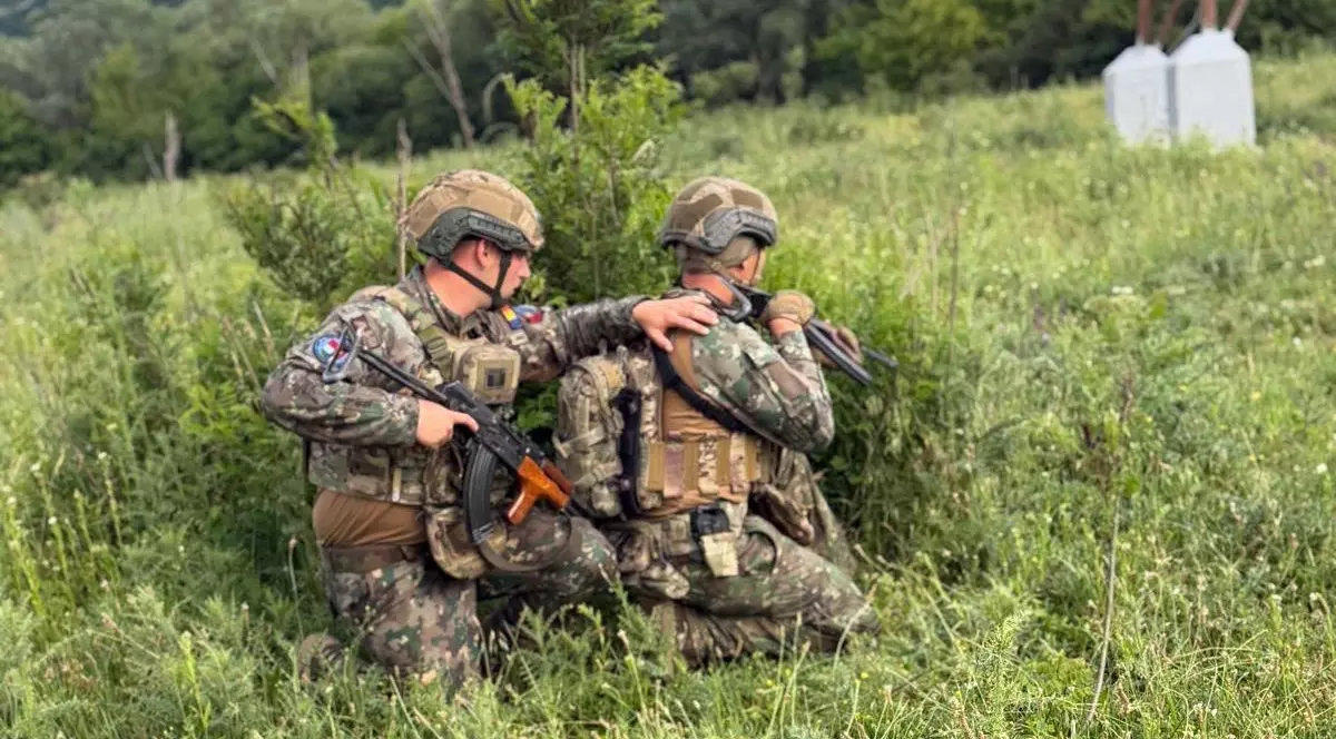 Militarii români se pregătesc cu arme de asalt de tip Kalașnikov. Foto Facebook MApN.