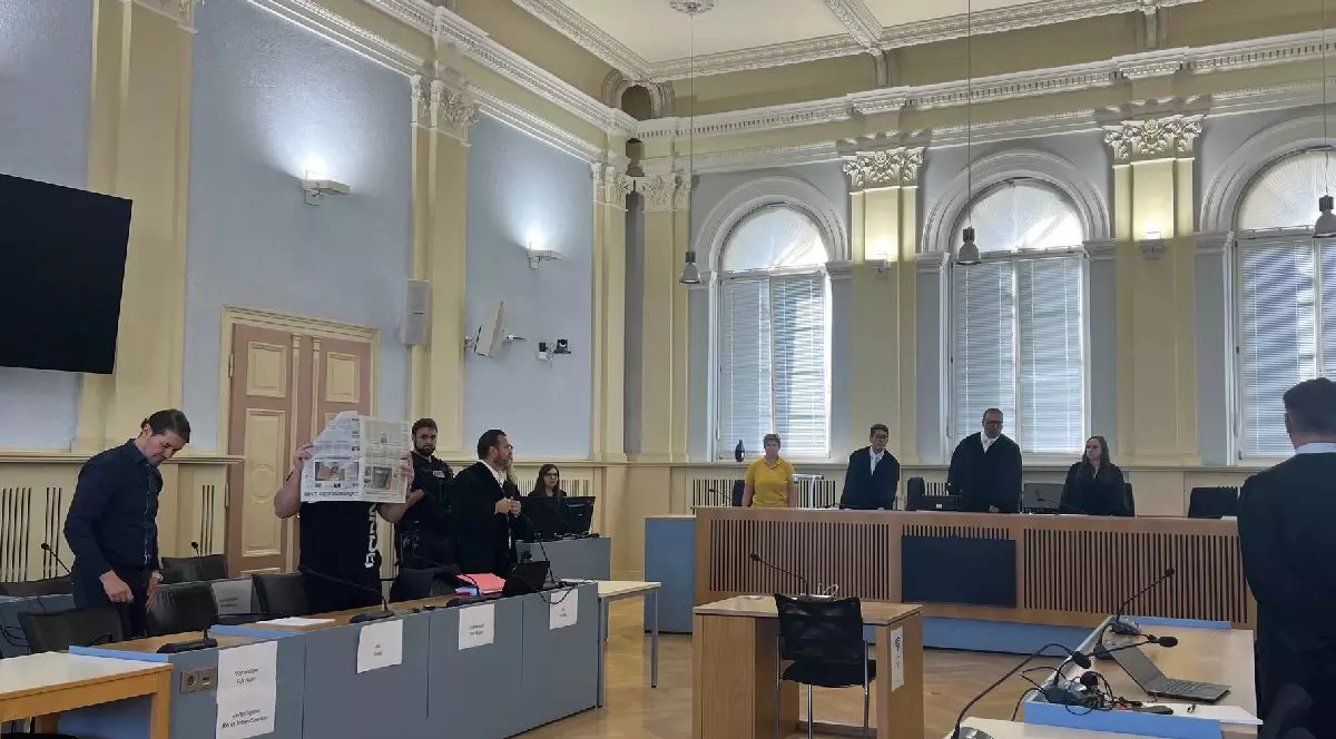 O sală de tribunal cu bărbați în robe și un alt bărbat care-și acoperă fața cu un ziar