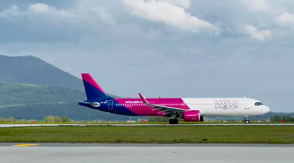 Alinierea pe pistă a unui avion Wizz Air la aeroportul Internațional Brașov