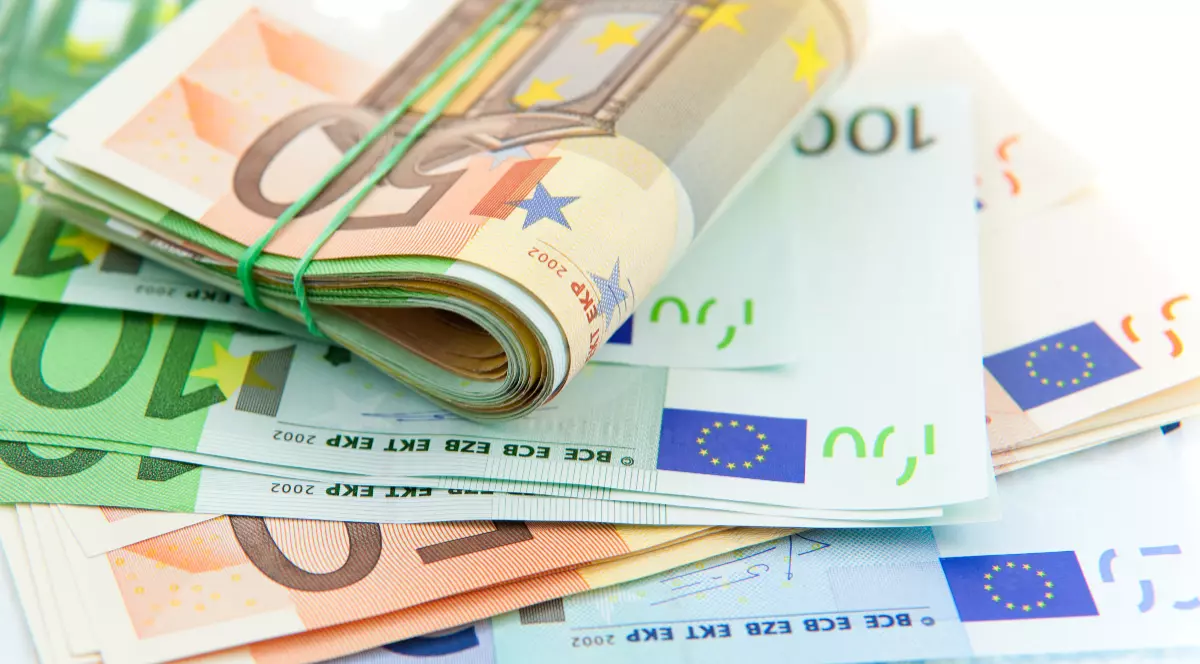 Bancnote euro pe fundal alb