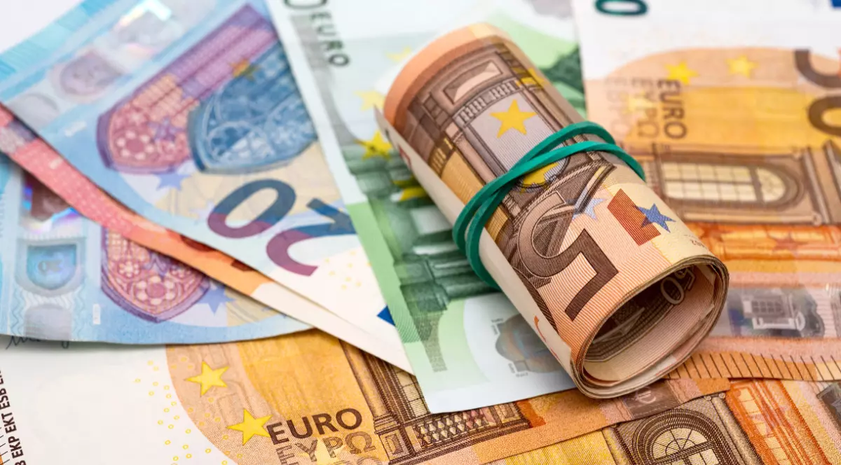 Mai multe bancnote euro, de diferite valori