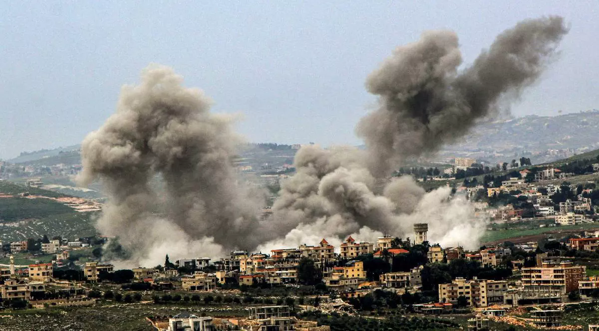 Fum dens se ridică din zonele bombardate de forțele israeliene din orașul Khiam, situat la granița cu Libanul de sud.