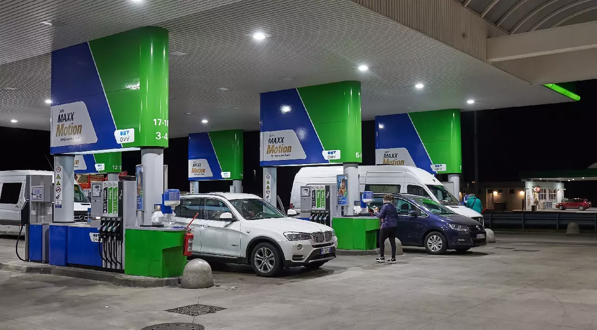 Selo, Slovenia – Aproximativ 2022: Stație de benzină de pe OMW, noaptea, la începutul anului 2022