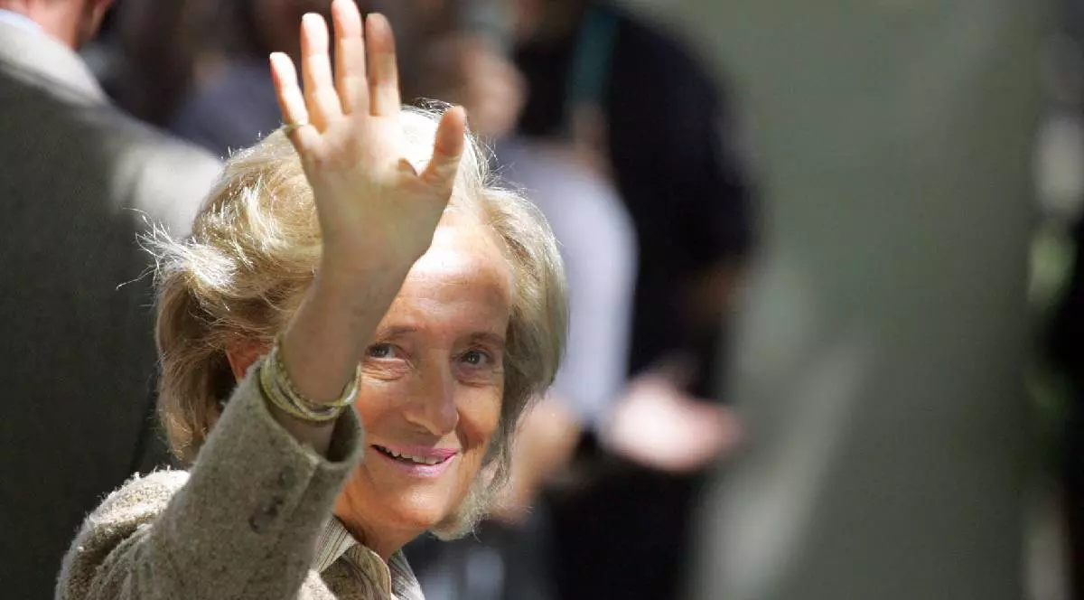 Bernadette Chirac face un semn de rămas bun cu mâna