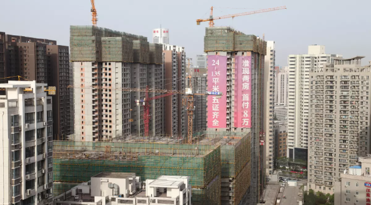 Pe 15 aprilie 2015, în Xian, China, se poate admira o priveliște panoramică a orașului, cu clădiri vechi și noi. Aceasta este rezultatul dezvoltării rapide a sectorului imobiliar din China.