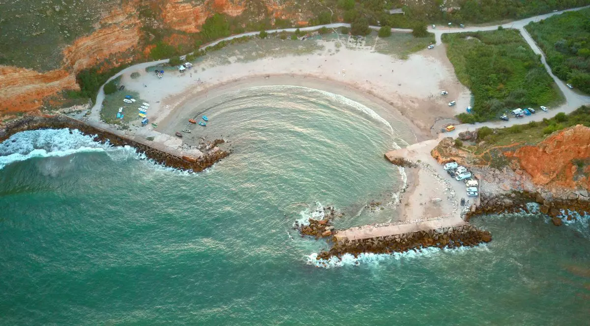 Vedere aeriană a plajei mici din golful Bolata, de la Marea Neagră, în Bulgaria, lângă Varna