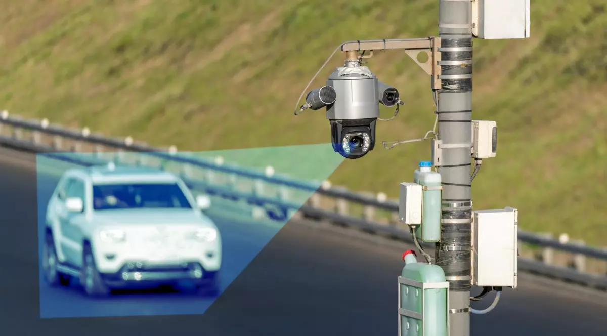 Cameră radar, dotată cu Inteligență Artificială, care scanează o mașină pe o autostradă