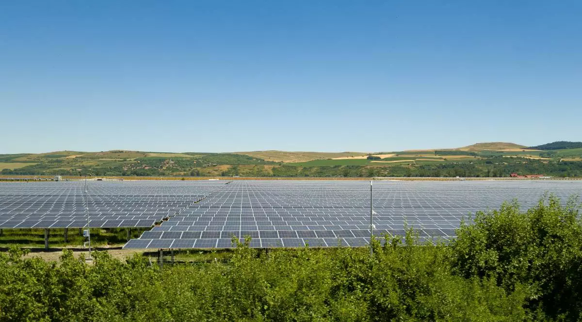 Câmp fotovoltaic de panouri solare producând energie electrică în apropiere de Teius, județul Alba