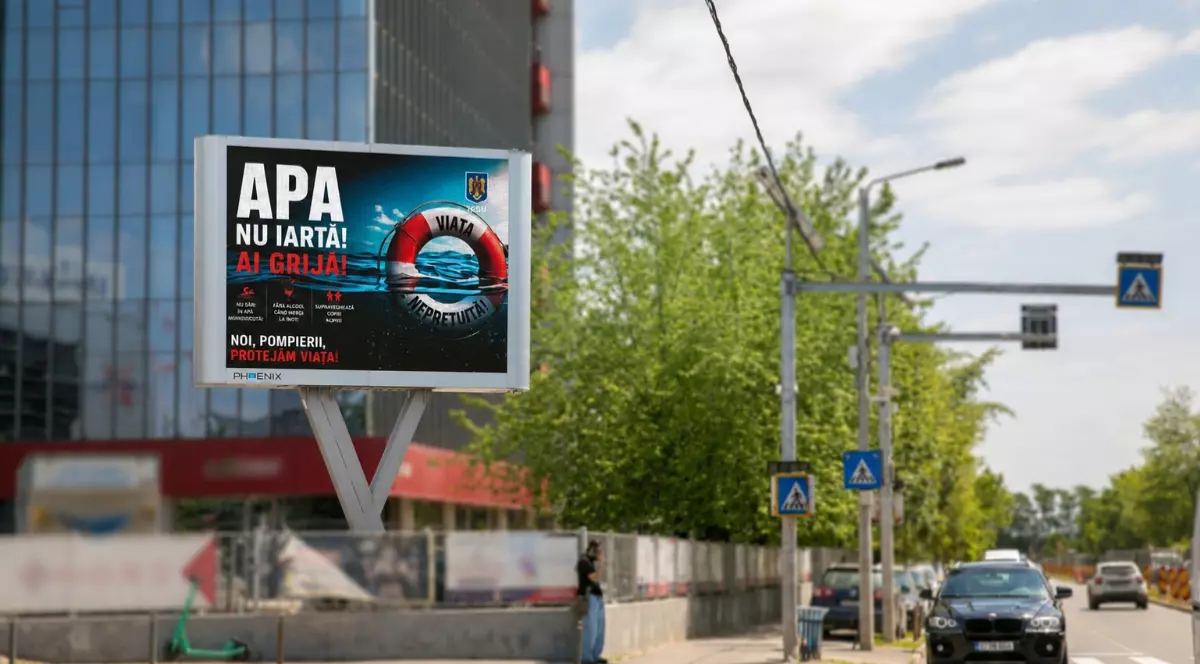 Un spot publicitar pentru campania APA NU IARTĂ! AI GRIJĂ! de la IGSU, afișat pe un panou publicitar din centru Bucureștiului