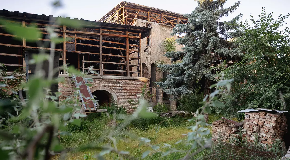 Palatul Voievodal Curtea Veche cu schele pe el