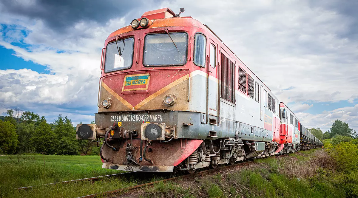 Un tren CFR Marfă pe calea ferată.