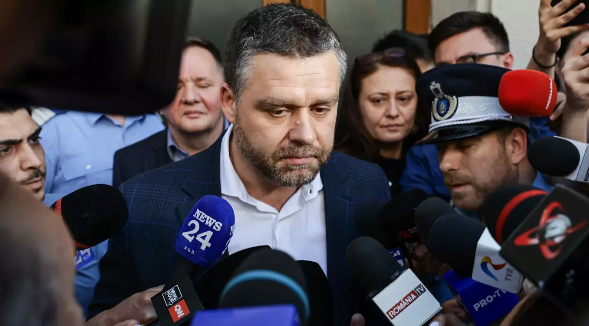 Ciprian Ciucu în costum negru în timp ce dă declarații jurnaliștilor.
