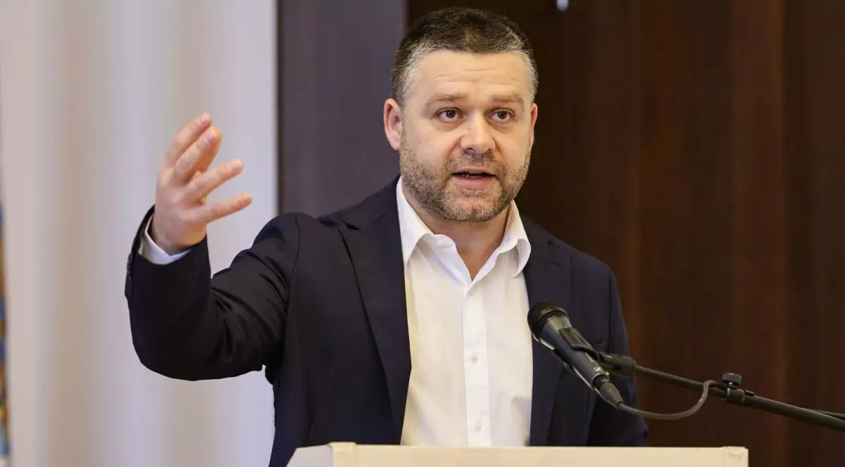Primarul din București, Ciprian Ciucu, explică ceva cu mâna dreaptă deschisă, în timpul unei conferințe de presă din București, 26 martie 2026