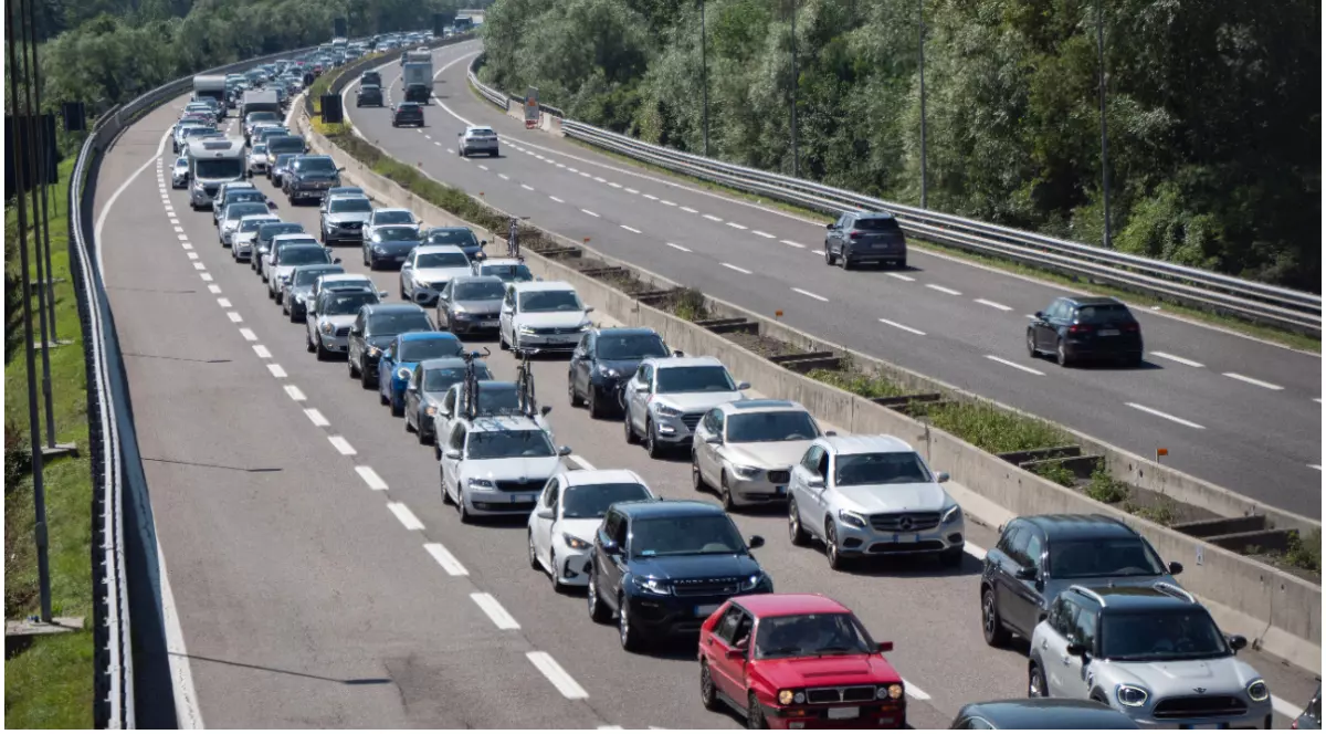 coadă de mașini pe două benzi de circulație, pe o autostradă