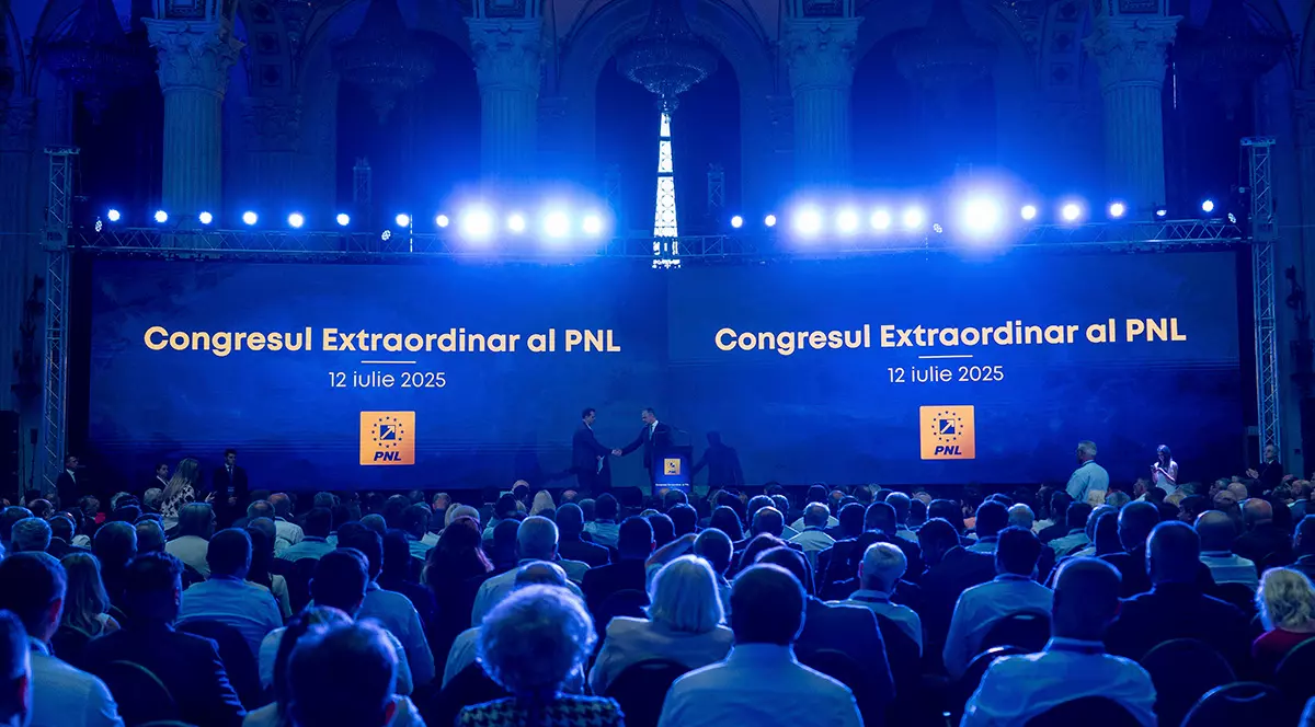 Imagine de ansamblu cu scena și oamenii din sală de la Congresul PNL din 2025