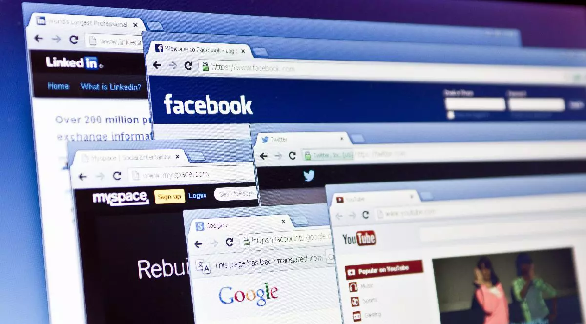 Site-uri web de socializare pe ecranul computerului, inclusiv Facebook, Twitter, Youtube, Linkedin, MySpace și motorul de căutare Google.