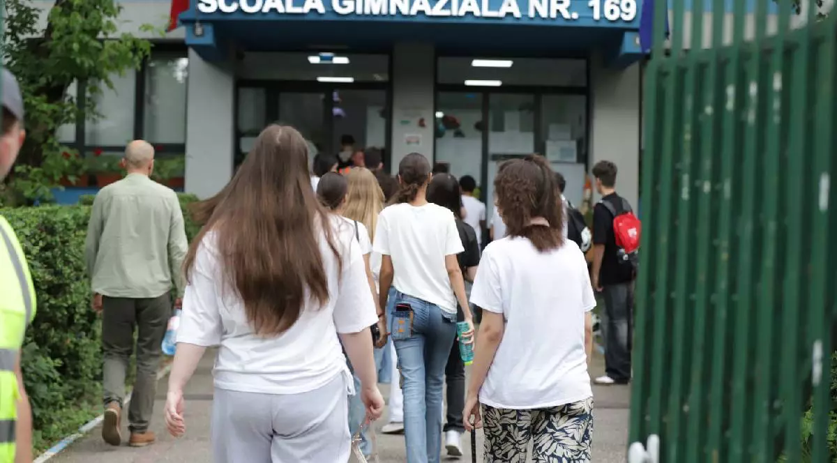 Elevii intră în școală pentru a da examenul de Evaluare Națională 2026