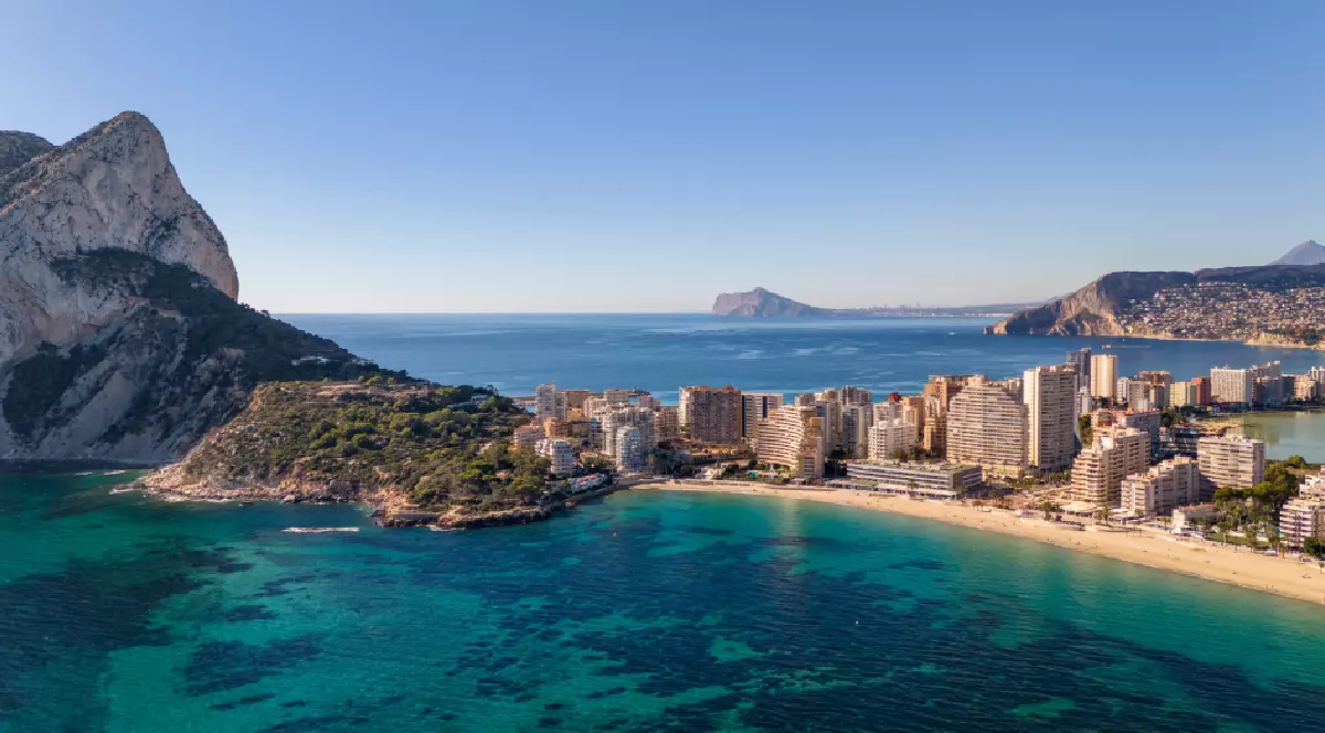 Fotografie aeriană cu drona a orașului Calp. Un oraș spaniol de pe Costa Blanca, situat în provincia Alicante.
