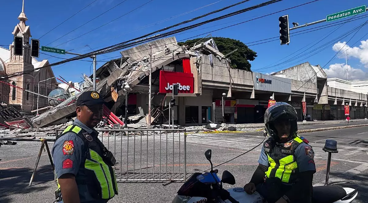 Poliția se adună în fața unui restaurant fast-food Jollibee prăbușit după un cutremur cu magnitudinea de 7,8 în orașul General Santos, pe 8 iunie 2026.