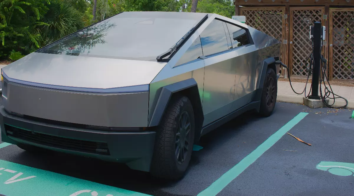 Un șofer a plecat în vacanță și a lăsat Cybertruck-ul Tesla la încărcat 14 zile. Ce s-a întâmplat când s-a întors și a vrut să pornească mașina