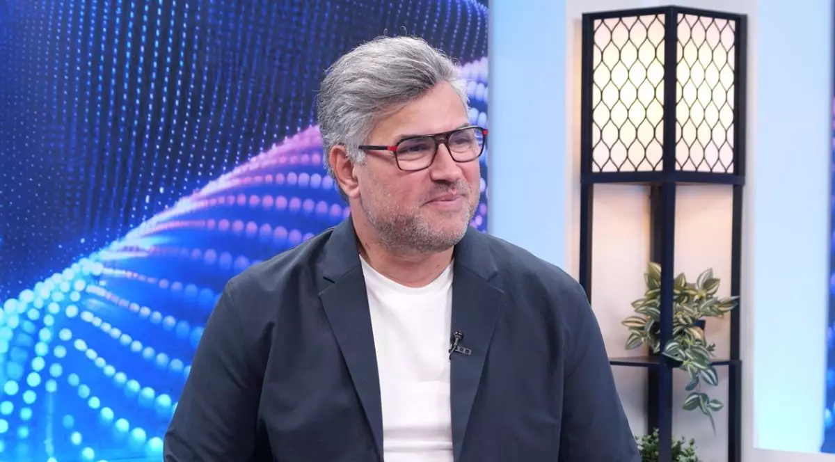 Dan Moraru, Country Lead la Wellhub România, pe fotoliu, îmbrăcat cu o bluză albă și un sacou albastru închis, pe fundal albastru și o plantă, la interviul pentru Libertatea, pe 4 iunie 2026