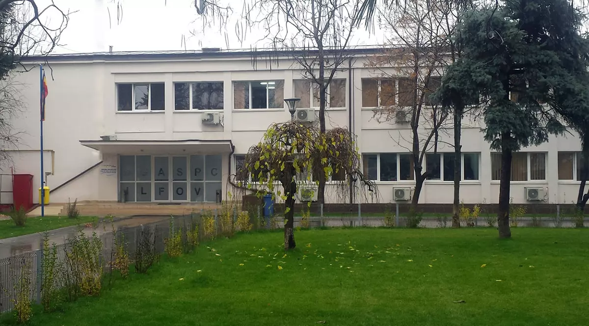 O cladire cu gazon verde in fata